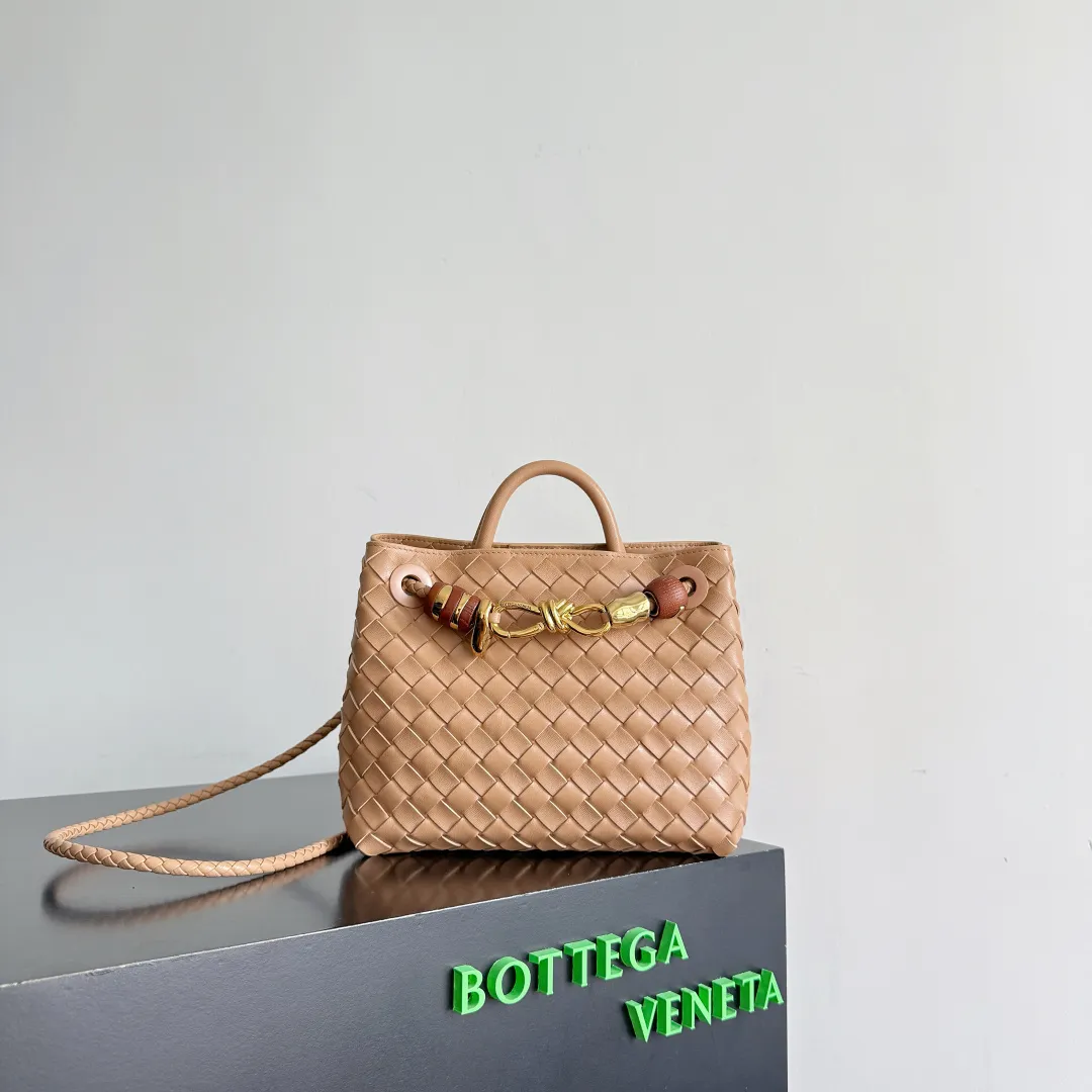 The new Andiamo batch of 3060 BV is shipped‼ ️The classic intercciato weaving process is used to create a soft bag, the metal knot is made of micro-cast aluminum using jewelry technology🪢, and the decorative beads are made of metal and hand-polished oak, allowing you to jump repeatedly between elegance and fun💃, making it unpredictable. Classic and versatile, it shows off your temperament, and the bag has a large capacity, making it very convenient for daily commuting! It has a variety of carrying methods, the shoulder straps can be adjusted by yourself, the original lambskin feels soft and delicate, and the unisex style breaks gender boundaries and brings a more practical and long-lasting use experience. The Andiamo, which has both elegant and casual styles, perfectly interprets the "fashionable old money style". Style number: 743568+wood hardware Color: new light brown Size: 25*22*10.5cm